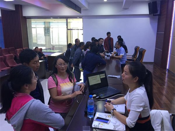 三位老师与家长单独交流